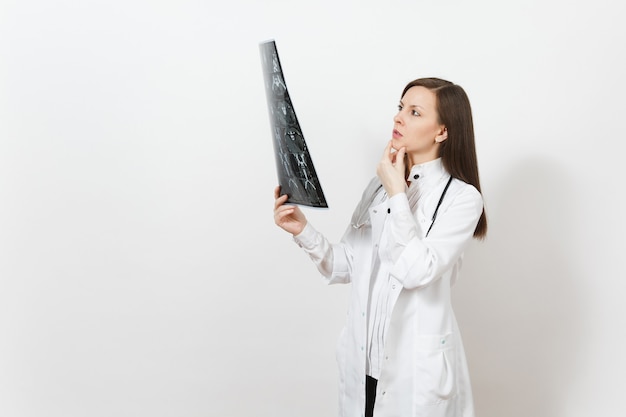 Une Femme Médecin Intellectuelle Détient Une Image Radiographique à Rayons X Ct Scan Irm Isolée Sur Fond Blanc. Femme Médecin En Stéthoscope De Robe Médicale. Concept De Médecine Du Personnel De Santé Département De Radiologie