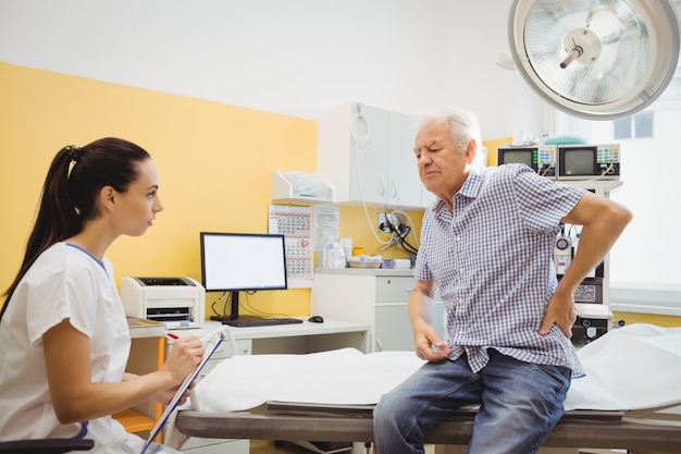 Photo femme médecin interagissant avec un patient