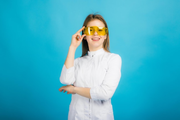 Femme médecin à lunettes jaunes sur fond bleu