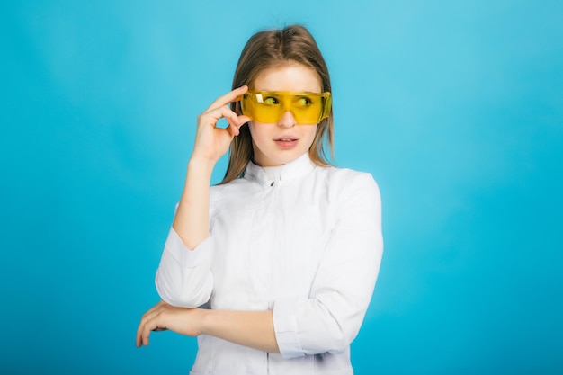 Femme médecin à lunettes jaunes sur fond bleu