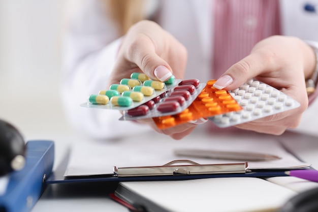 Femme médecin main tenant pack de différents