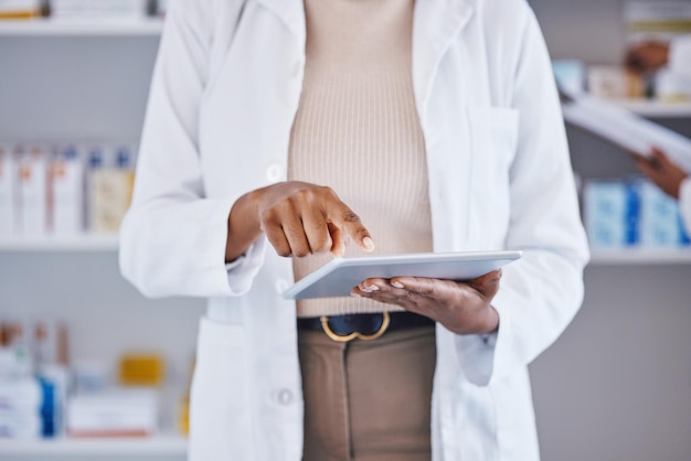 Femme médecin et mains sur tablette pour la recherche médicale Télésanté ou inventaire à la pharmacie Main d'une professionnelle de la santé dans l'analyse de données ou la technologie de maintien de l'assurance maladie à la clinique