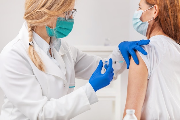 Femme médecin en masque facial et