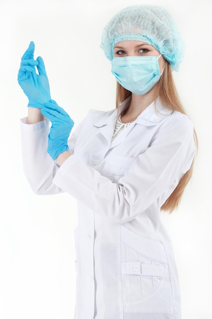 Femme médecin avec masque et gants