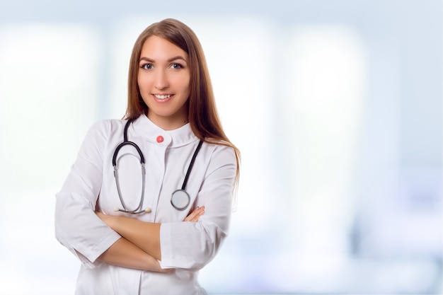 Femme médecin médecin sur fond bleu de la clinique.