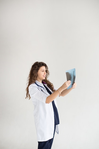 Femme Médecin Médecin Isolé Sur Fond Blanc.doctor Avec Photo