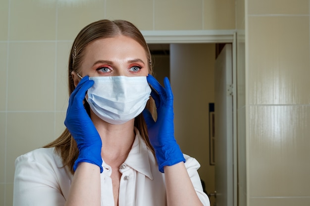 Femme médecin mettant un masque de protection