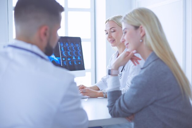 Femme médecin montre la radiographie pulmonaire du patient