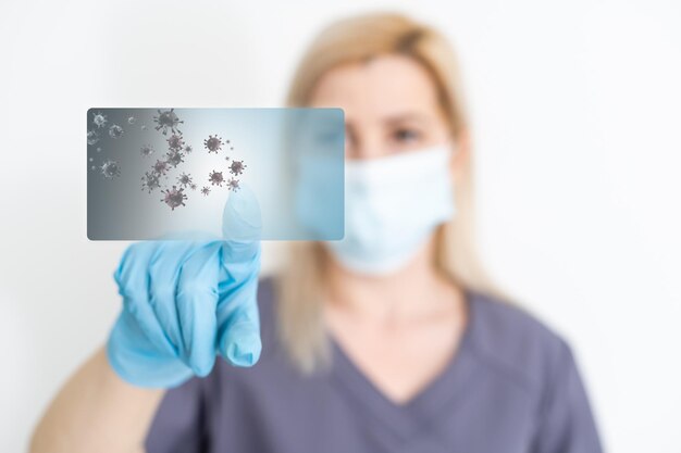 une femme médecin montre des virus sur un écran virtuel.