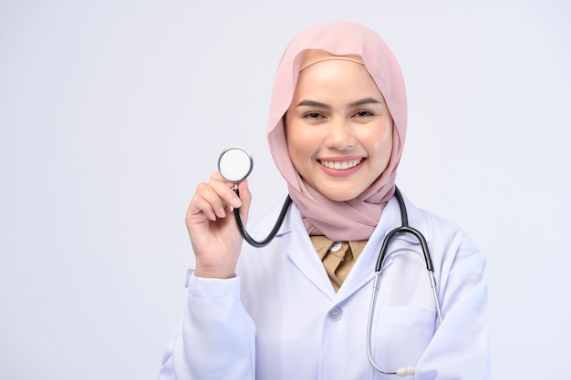 Une femme médecin musulmane avec hijab sur fond blanc studio