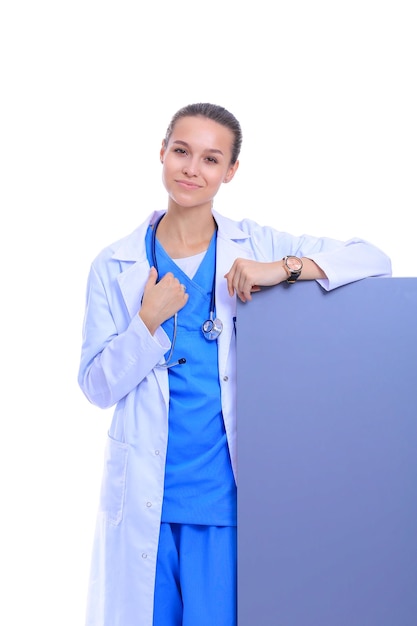 Une femme médecin avec un panneau d'affichage vide