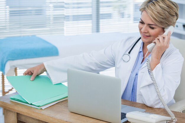 Femme médecin, parler téléphone