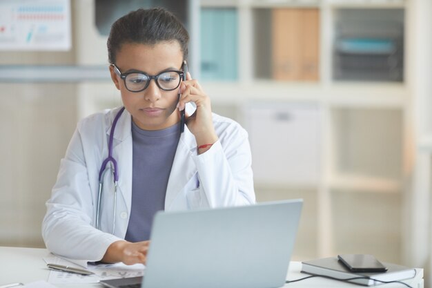 Femme médecin, parler téléphone