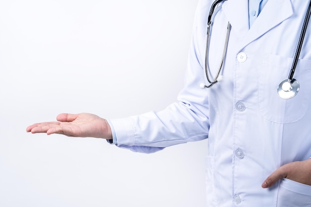 Femme médecin partie du corps avec geste de la main jeune femme médecin avec stéthoscope isolé sur fond blanc gros plan vue recadrée copie espace