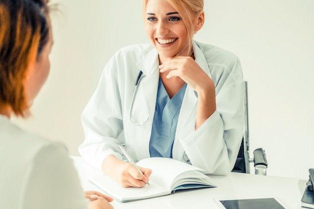 Femme médecin et patiente au bureau de l&#39;hôpital