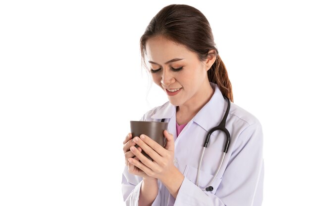 femme médecin avec pause café sur fond blanc