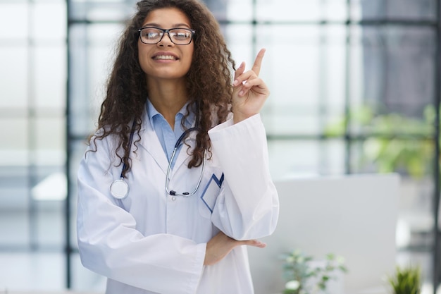 Femme médecin pointant son doigt pour copier