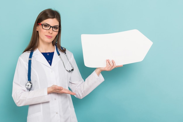 Femme Médecin Avec Un Pointeur De Papier