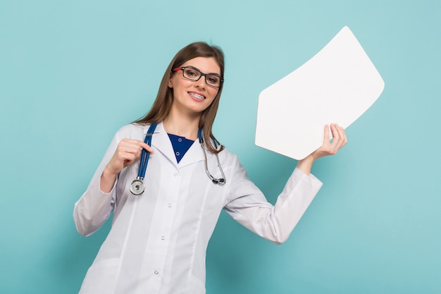 Femme médecin avec un pointeur de papier