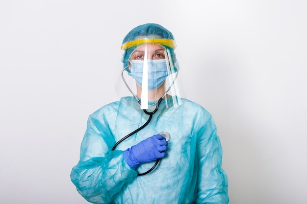 Femme médecin portant un équipement de protection contre les EPI pour combattre et arrêter la propagation du coronavirus Covid-19 avec un fond blanc et le concept d'épidémie de Covid-19.