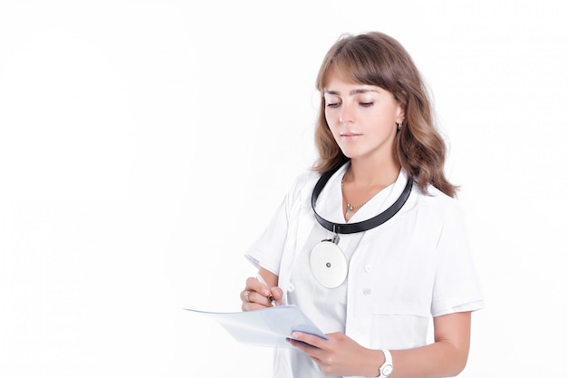 Femme médecin portant des lunettes et un manteau médical