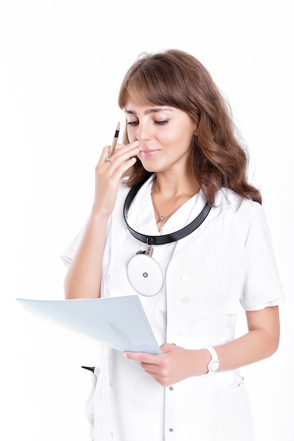 Femme médecin portant des lunettes et un manteau médical