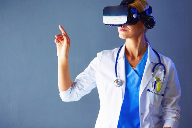 Femme médecin portant des lunettes de réalité virtuelle isolées sur fond blanc