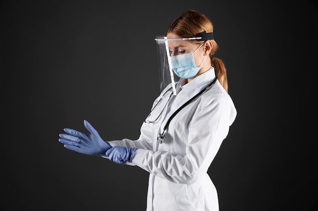 Femme médecin portant un masque médical