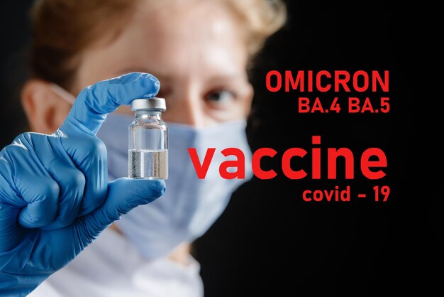 Une femme médecin portant un masque de protection tient un vaccin ba et ba omicron omicron ba ba covid alph