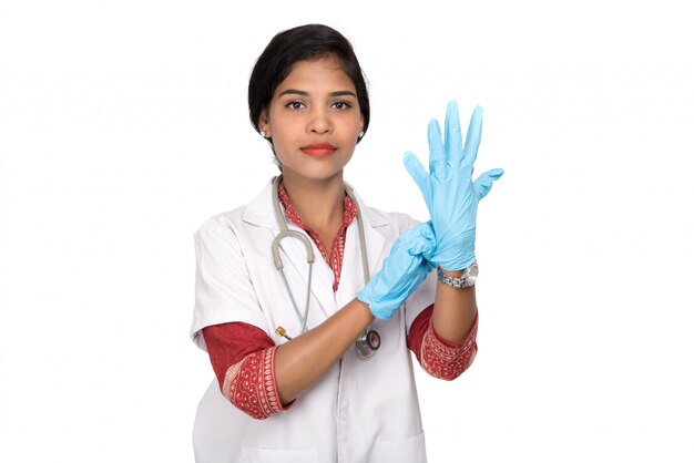 Femme médecin porte des gants médicaux.