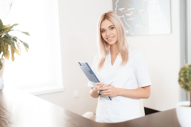 Une femme médecin pose à la réception de l&#39;hôpital.