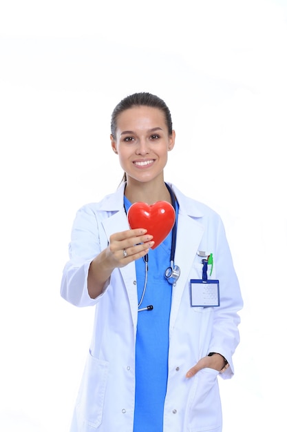 Femme médecin positif debout avec stéthoscope et symbole de coeur rouge isolé