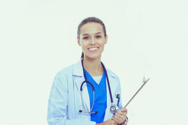 Femme médecin avec presse-papiers femme médecin