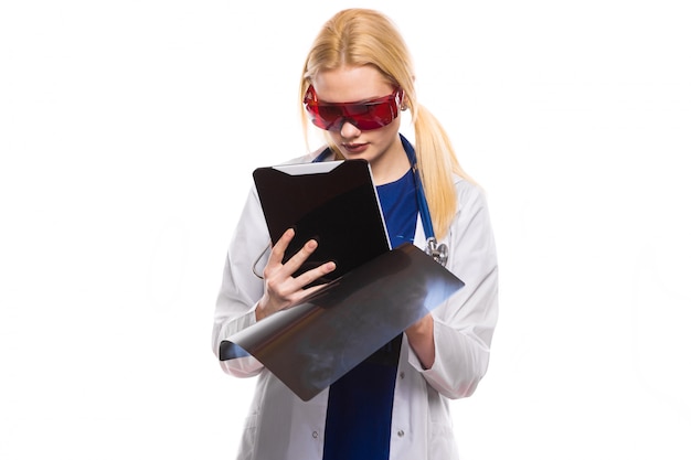 Femme médecin avec rayons X et tablette