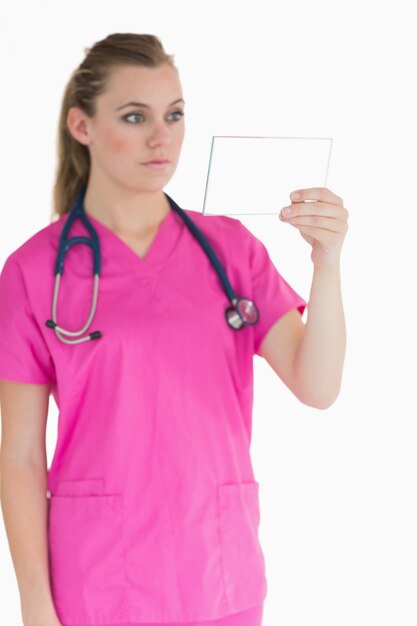 Femme médecin regardant la lame de verre