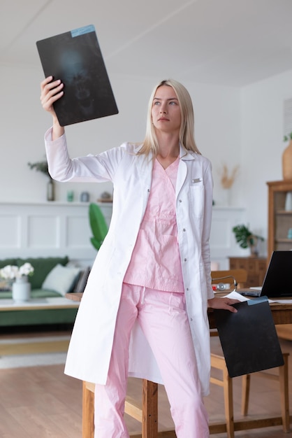 Femme médecin regardant des radiographies au bureau