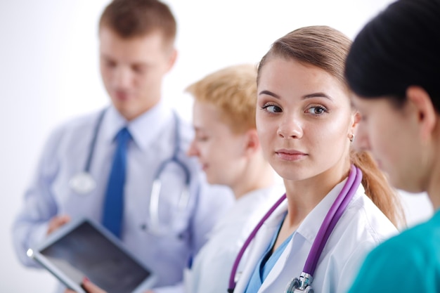 femme médecin séduisante devant un groupe médical