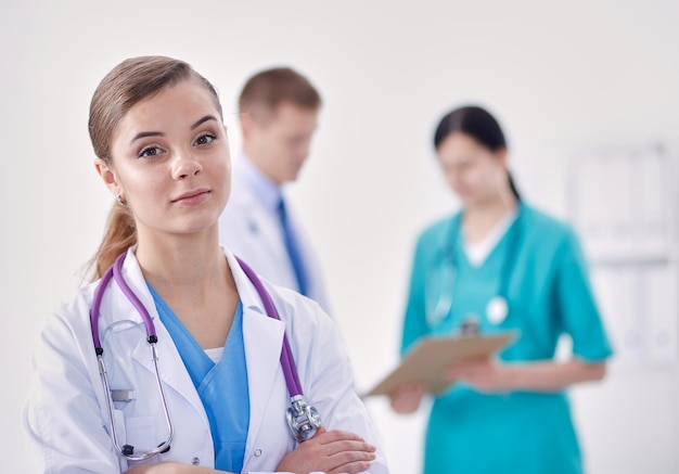 femme médecin séduisante devant un groupe médical