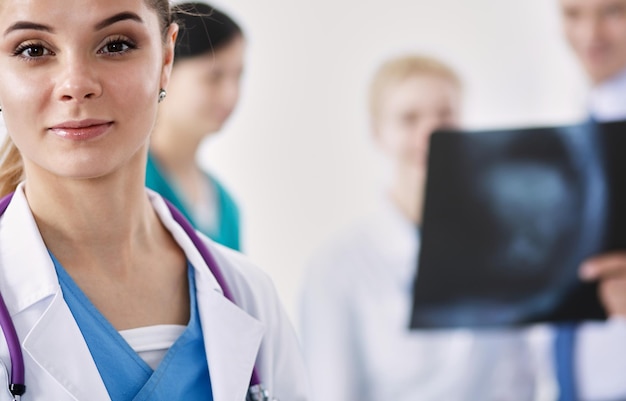 femme médecin séduisante devant un groupe médical