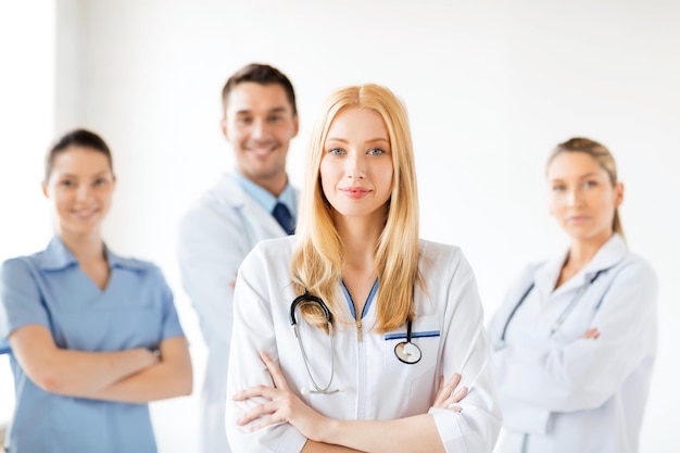 femme médecin séduisante devant un groupe médical