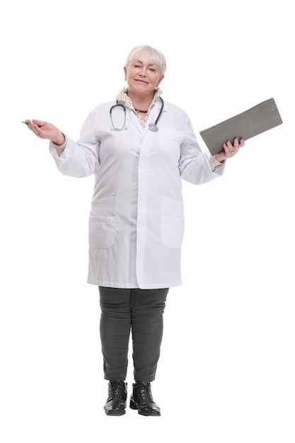 Femme médecin senior avec stéthoscope et presse-papiers regardant la caméra isolée sur fond blanc