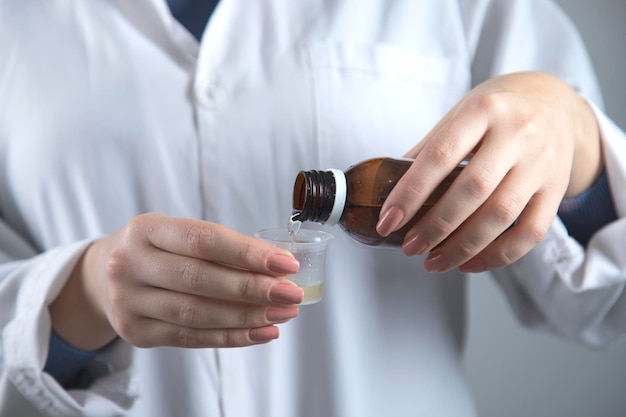 Femme médecin sirop pour les mains