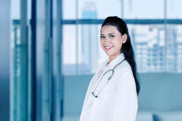 Femme médecin souriant à l'hôpital