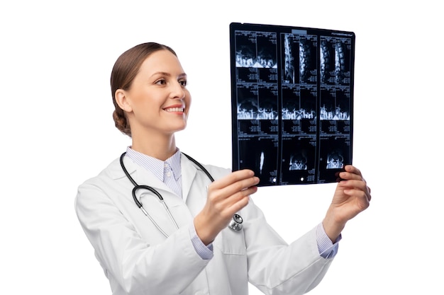 Une femme médecin souriante et heureuse avec des rayons X.