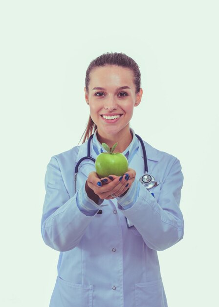 Femme médecin souriante avec une pomme verte