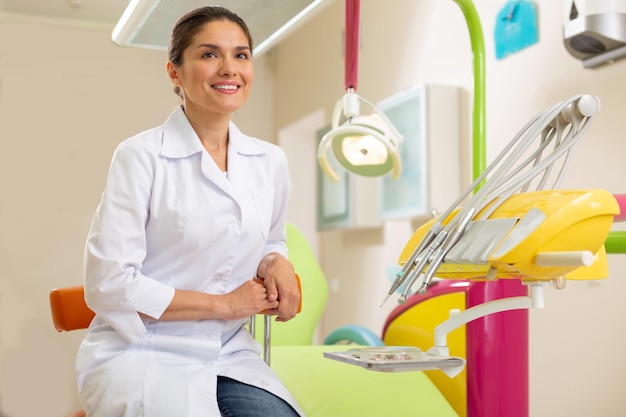 Femme médecin souriante regardant devant elle