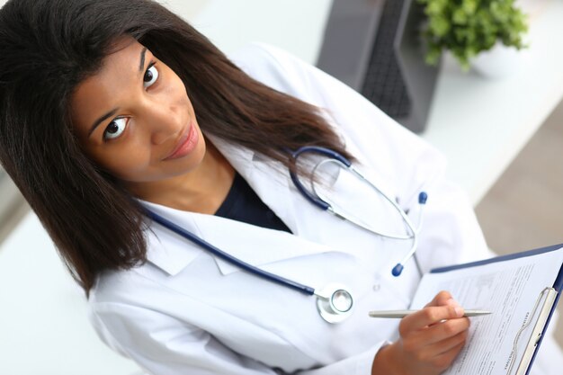 Femme médecin, sourire, à, elle, bureau