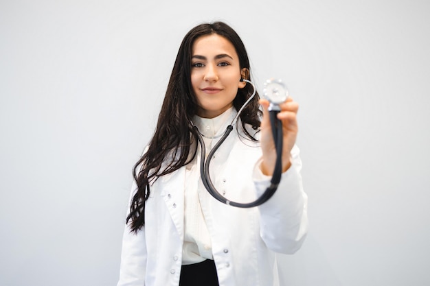 Femme médecin avec stéthoscope en clinique