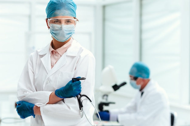 femme médecin avec un stéthoscope debout dans le laboratoire