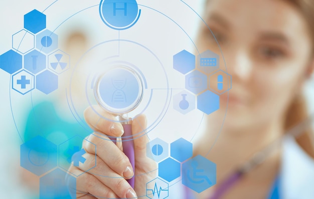 Photo femme médecin avec un stéthoscope à l'écoute à l'hôpital.